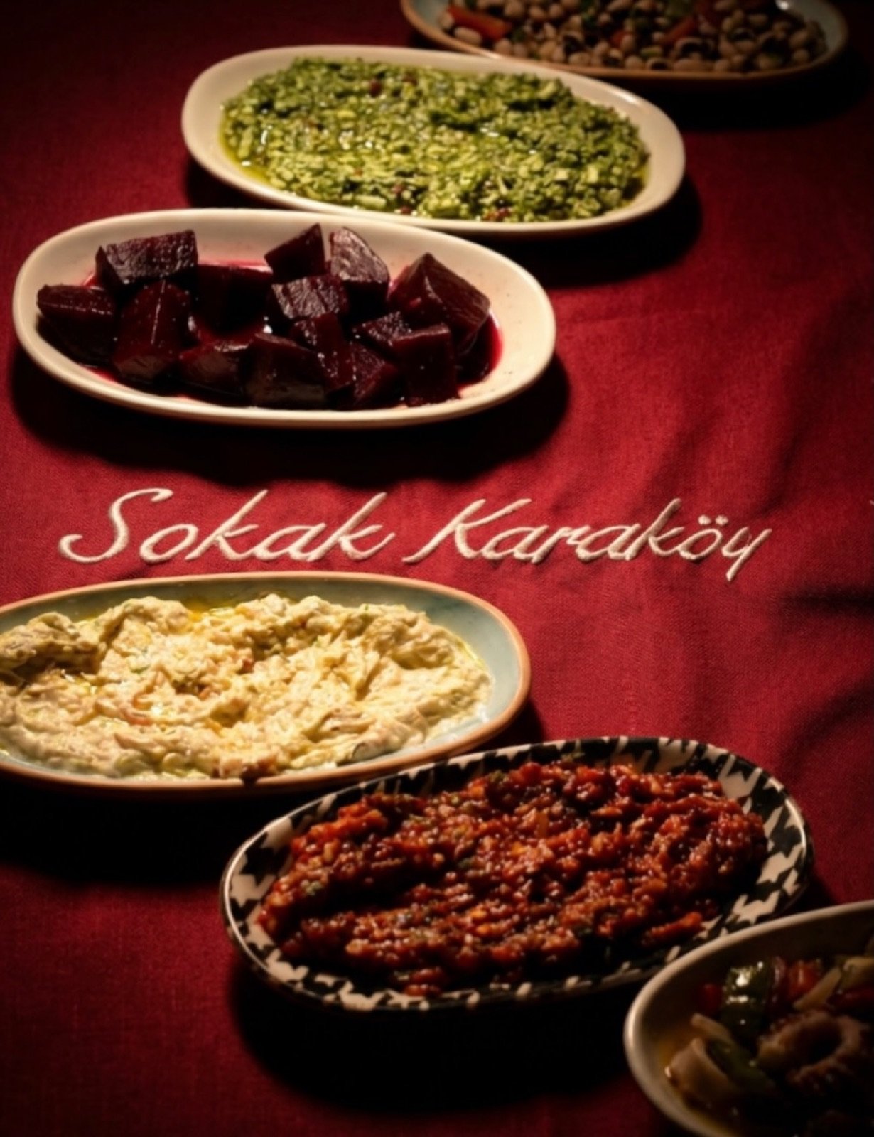 Sokak Karaköy işlemeli masa örtüsünde meze tabakları