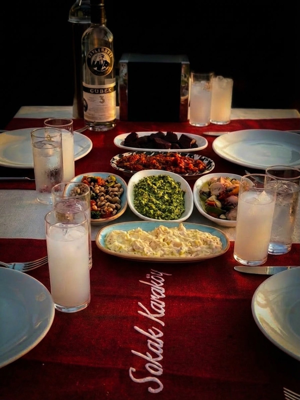 Sokak Karaköy rakı sofrası — mezeler ve kadehler