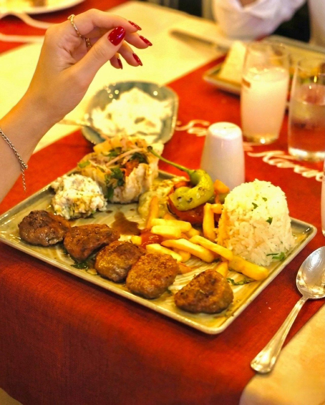 Sokak Karaköy köfte tabağı