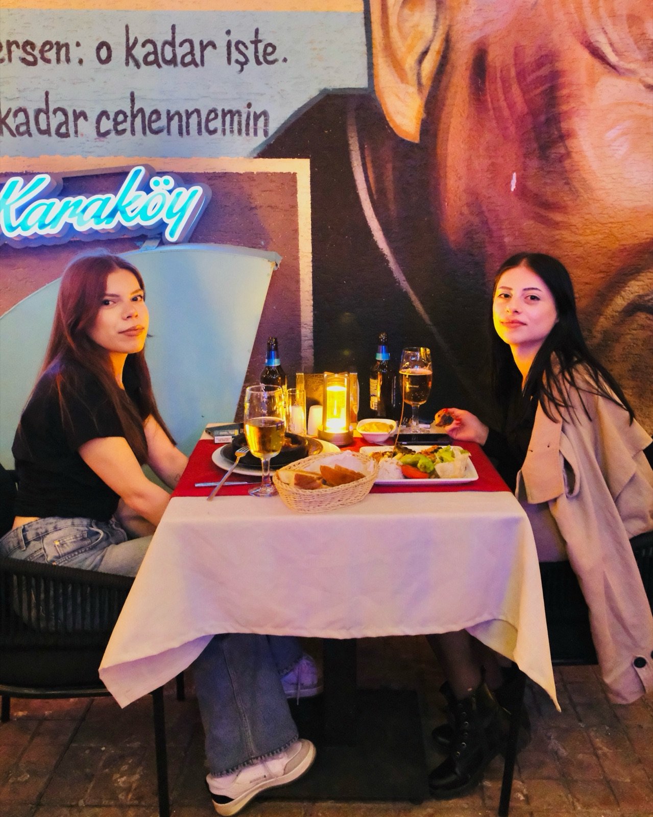 Karaköy neon tabelası önünde akşam yemeği