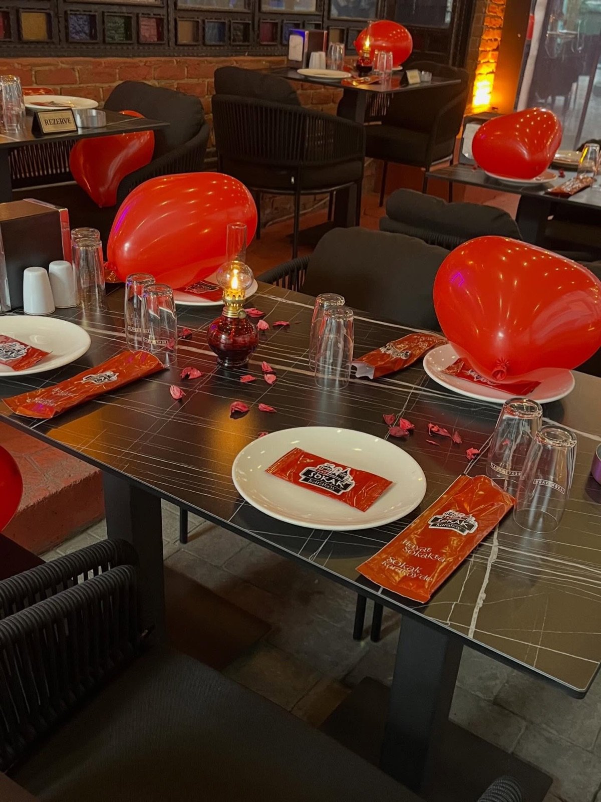 Sokak Karaköy kutlama masası — kırmızı balonlar